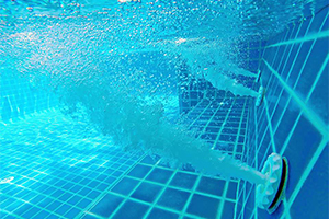 How does the swimming pool filtration pump work?